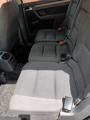 Vând VW Touran motor 1.9 TDI din 2008 culoare  negru - imagine 9