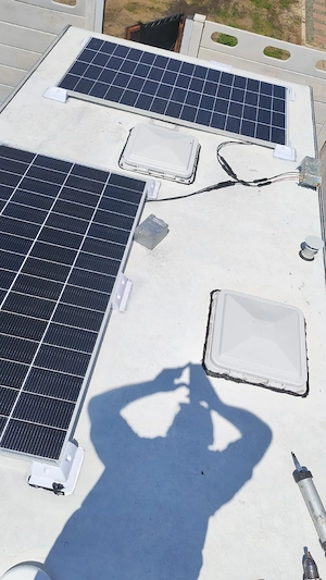 instalez sisteme fotovoltaice pe rulote, autorulote si campervan uri
