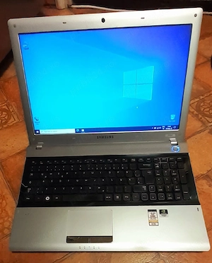 Laptop i 7 Samsung E 3520 500Gb 8Gb rami placă video dedicată 1 Gb Windows 10 PRO