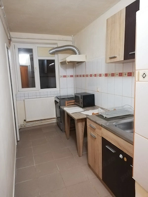 Ofer spre inchiriere apartament cu 3 camere decomandate, zona centrala, mobilat si utilat, et.1 4.