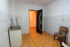 zona Nord-apartament 3 camere decomandate-parter înalt-centrală proprie - imagine 8