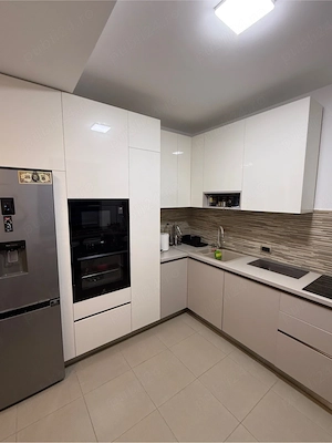Proprietar, inchiriez apartament cu 3 camere + loc de parcare