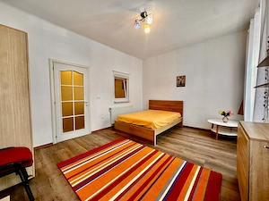 Inchiriez ap 2 camere tip studio in spate la Patria