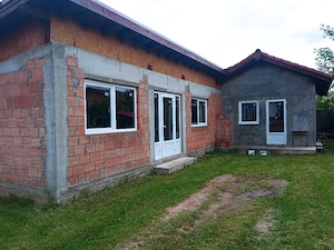 vând casă la roșu 