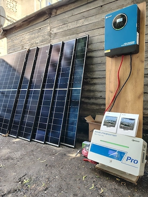 sistem fotovoltaic invertor baterie panouri