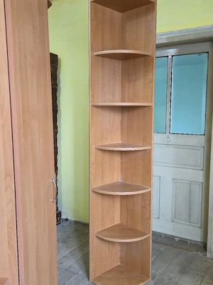 Coltar mobila cu rafturi