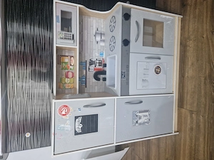 Casuta și bucătărie din lemn.