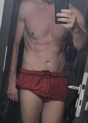 Bărbat bine**ofer masaj de relaxare erotic** doar pentru doamne și domnișoare 