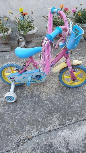 Vind bicicleta pentru fete cu roti de 12 inch 
