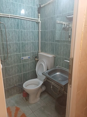 Vând garsonieră confort 3, Podul de Piatra   - Baie din construcția blocului  - cu  veceu și duș. - imagine 6