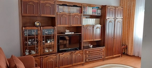 Biblioteca living, cu rafturi si dulapuri