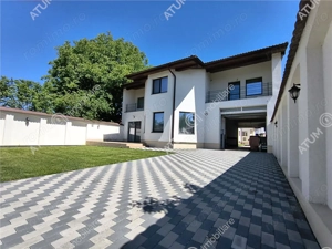 De inchiriat casa ultramoderna cu 4 camere 3 bai si dressing in Sibiu