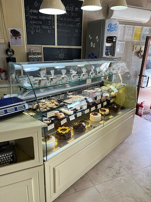Vitrine expunere prajituri 