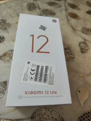 de vanzare telefon Xiaomi din imagine.