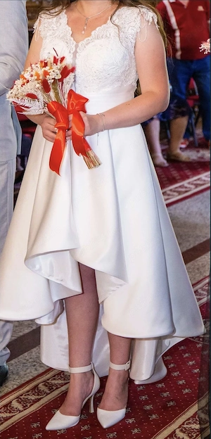 Rochie mireasa asimetrica