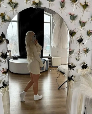 Blonda si bruneta la tine sau hotel