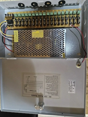 Sursa alimentare CCTV in cutie metalica 12V 15A 18 iesiriSursa de alimentare 12V 15A 18 iesiri in cu