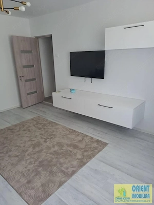 Tomis Nord, de inchiriat 3 camere, mobilat, centrala gaze, renovat - imagine 3