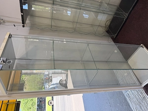 Vitrine de sticla , sunt uzate dar încă în stare bună de folosință 