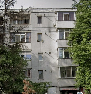 Aparent 3 camere de vânzare zona podu roșu 