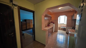  Închiriez apartament 2 camere decomandat   Oradea, Str. Moldovei 16 (colț cu Lacul Roșu)