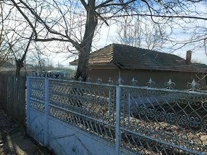 Casă cu curte spațioasă