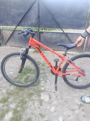 Vând bicicleta. 