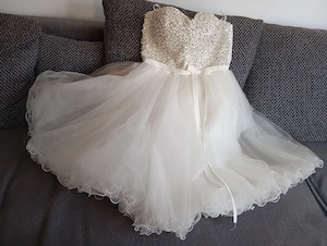 rochie alba cu tul si paiete
