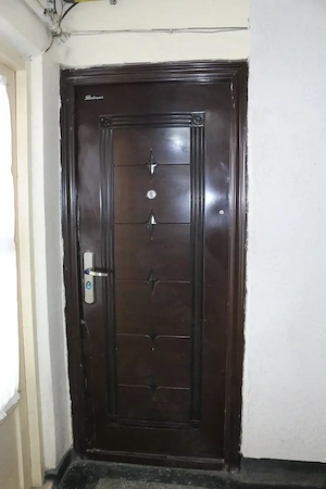 PF vând apartament cu 3 camere decomandat   Str. Gloriei, Roman la 10 min de Piața Smirodava - imagine 4