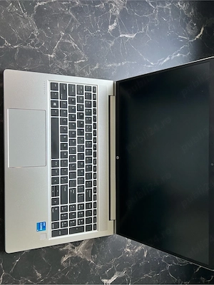 Laptop HP ProBook 450 G8 si geanta laptop HP