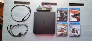 Consola PS4 Slim 500GB + 4 Jocuri (GoW Ragnarok, TLoU, GoW3, JC3) + Lampă Ceas PlayStation