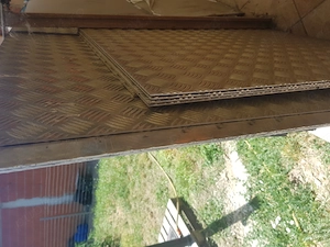 Tablâ neagră sau din aluminiu.