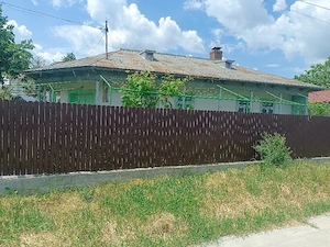 Casa bătrânească si teren generos