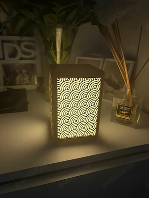 Lampă Decorativă Geometrică cu Accente Aramii 16 cm