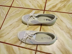 Vind Adidași Fila Pentru Femei