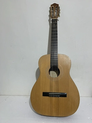 Chitara clasica, veche, cu rezonanta