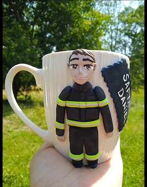 Cana Personalizată cu Pompier din Lut Polimeric - Cadoul Perfect!