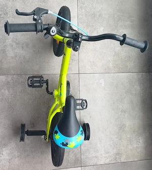 vând bicicletă pt baieței cu roți ajutătoare - imagine 3