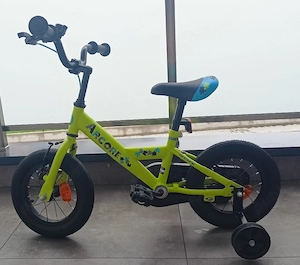 vând bicicletă pt baieței cu roți ajutătoare