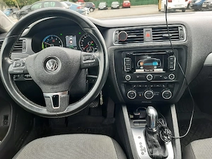 Volkswagen Jetta Hybrid (Benzină + Electric - imagine 4