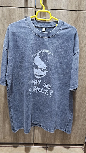Tricou gri cu Joker