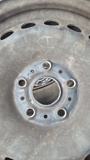 Jante tabla pe 15" cu capace, originale si anvelope de iarna Michelin pentru VW GOLF 7 - imagine 6