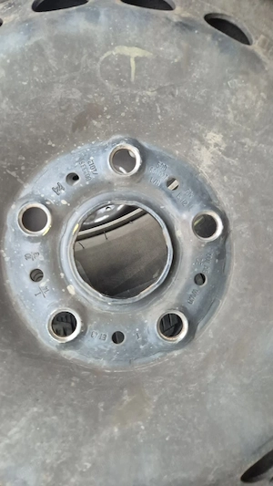 Jante tabla pe 15" cu capace, originale si anvelope de iarna Michelin pentru VW GOLF 7 - imagine 4