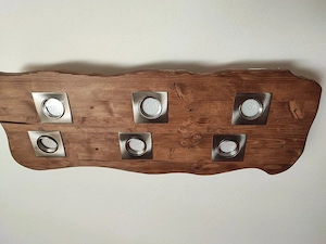 Lustră artizanală în stil industrial-rustic, cu iluminat dual (funcțional și ambiental).