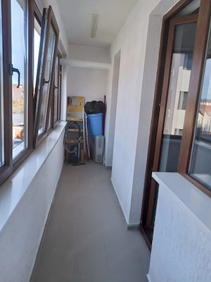 Garsonieră 36 mp, etaj 2, balcon 6 m, mobilată complet   Mega în fața blocului - imagine 10