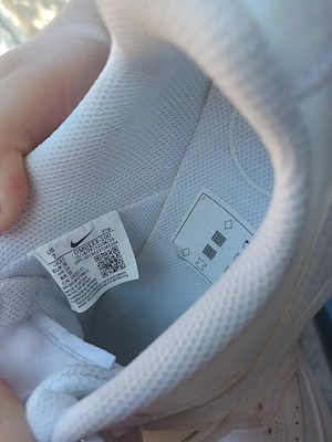 vând adidasi de la nike nr 38 noi purtati o data 