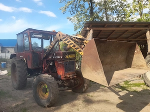 Vând tractor romanesc U651 cu încărcător frontal  - imagine 3