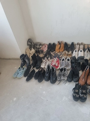 vând angro adidași sandale bocancii cizmulițe aduse din Germania pret 15 lei perechea 