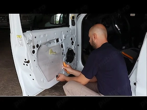 Macarale geam auto schimb profesional și alte reparații.