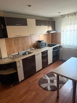 Închiriez apartament 